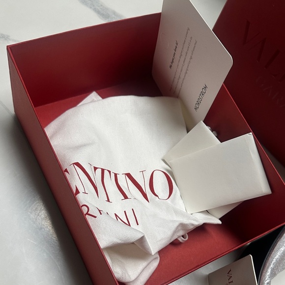 VALENTINO GARAVANI RÉVERSIBLE Widest Black & Red Leather Belt with Gold V Buckle - Picture 9 of 17